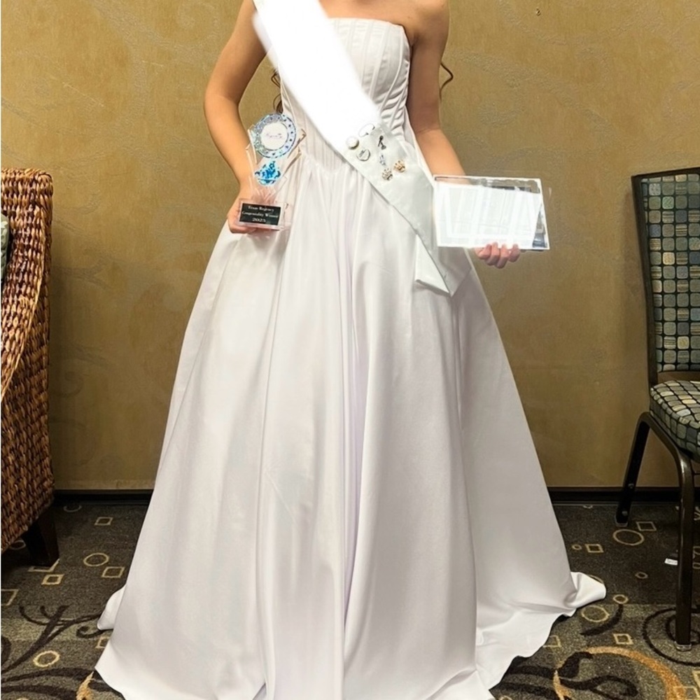Elegant White Strapless Gown